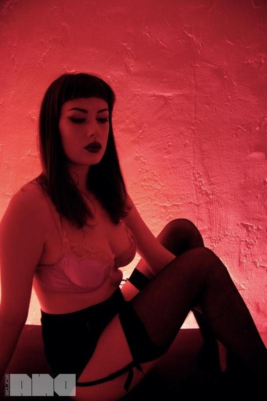 15P Alt model Lola Vee shows off her hot body on cam