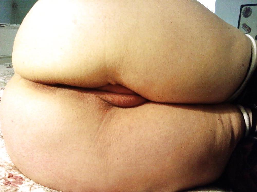 16P Granny's Fat Pussy Lips