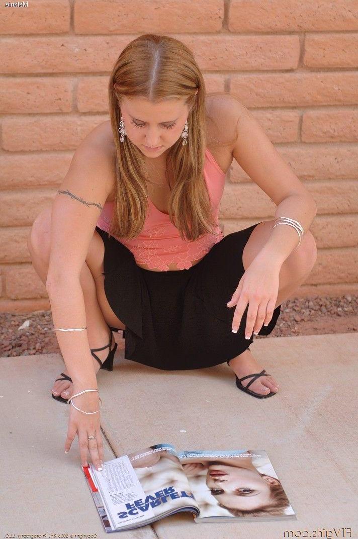20P Pictures of Melanie bending over to show her pussy
