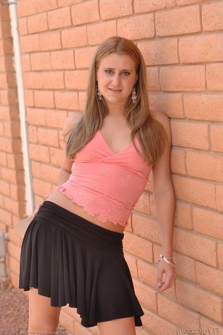 20P Pictures of Melanie bending over to show her pussy