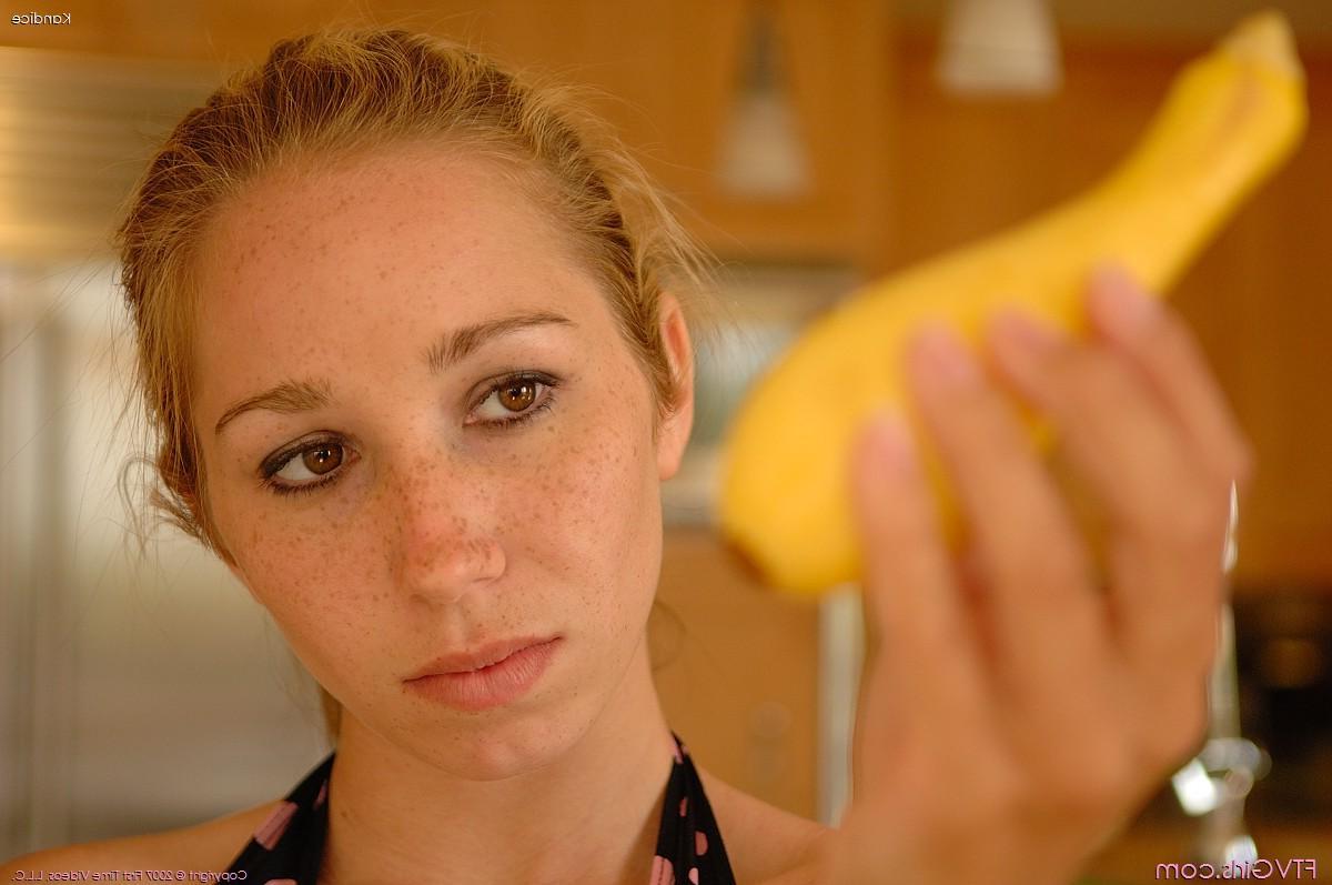 20P Pictures of Kandice fucking herself with vegetables