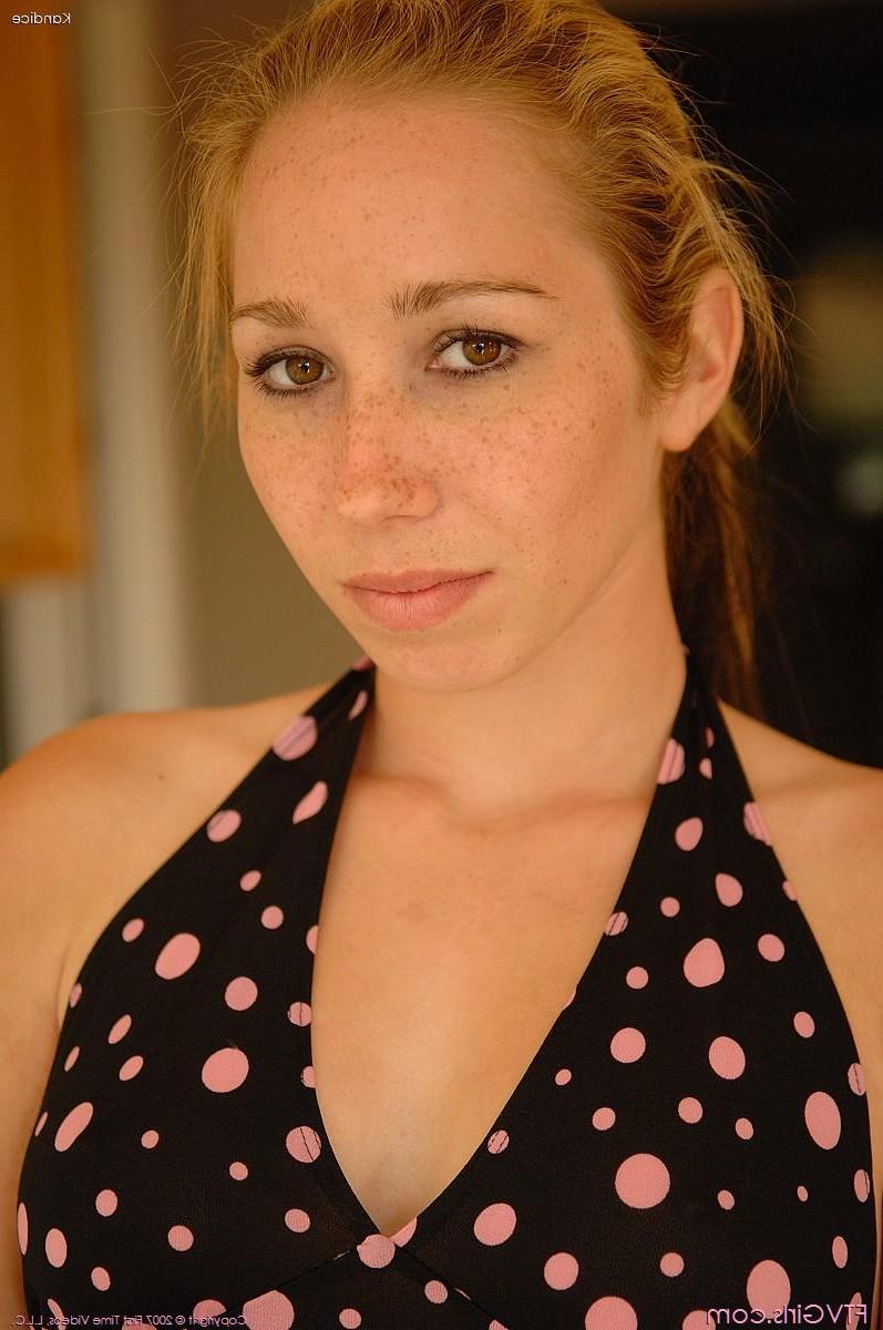 20P Pictures of Kandice fucking herself with vegetables