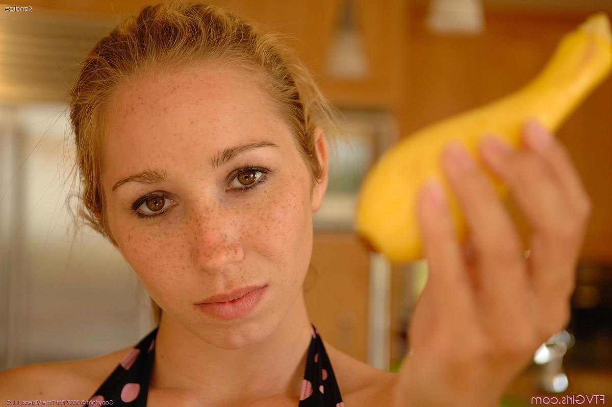 20P Pictures of Kandice fucking herself with vegetables
