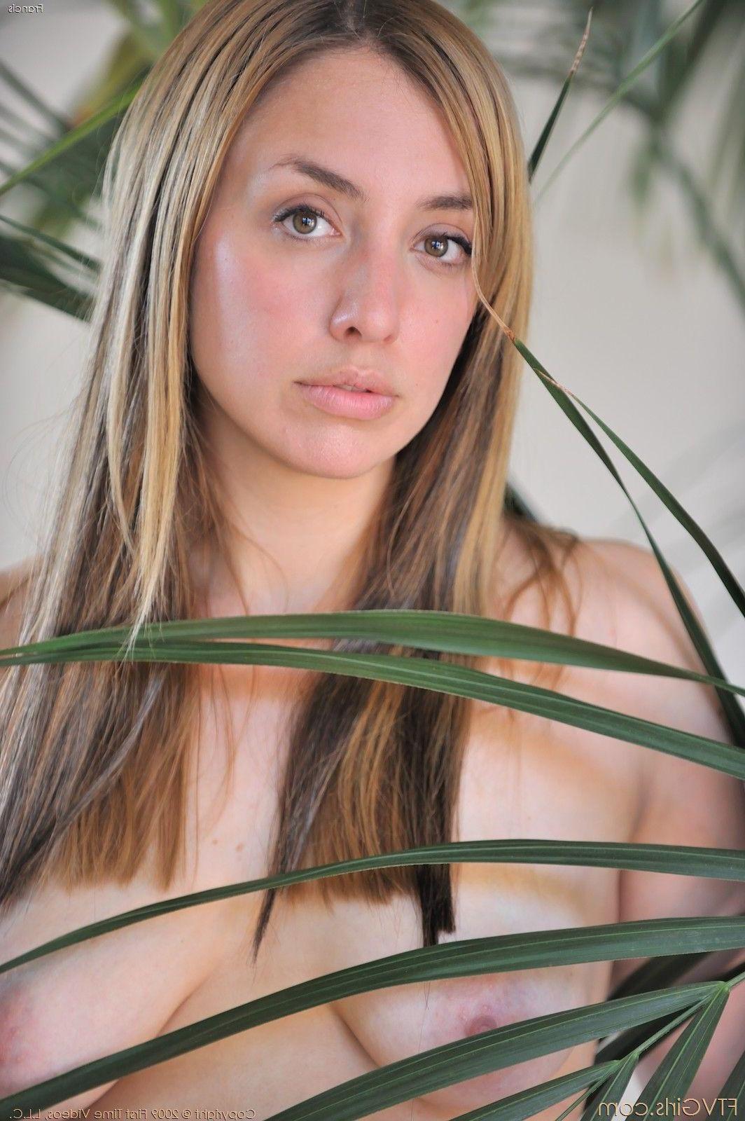 15P Pictures of a hot teen amateur and her pussy