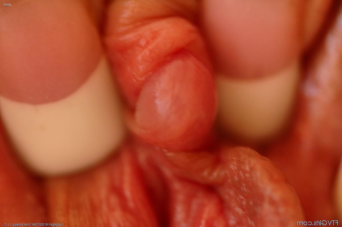 20P Pictures of teen amateur Jenn fucking a huge dildo