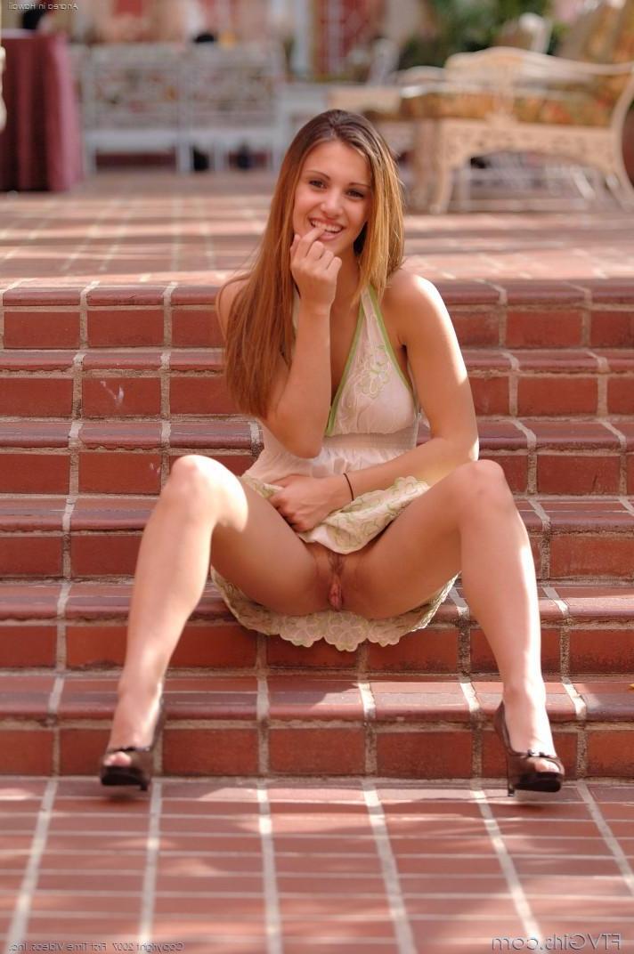 20P Pictures of a hot teen showing you her pussy upskirt