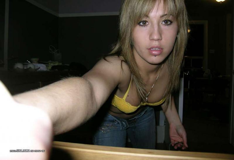 15P Chick posing in kinky selfpics while pussy-playing on cam
