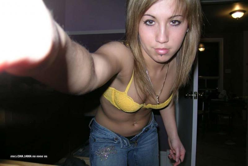 15P Chick posing in kinky selfpics while pussy-playing on cam