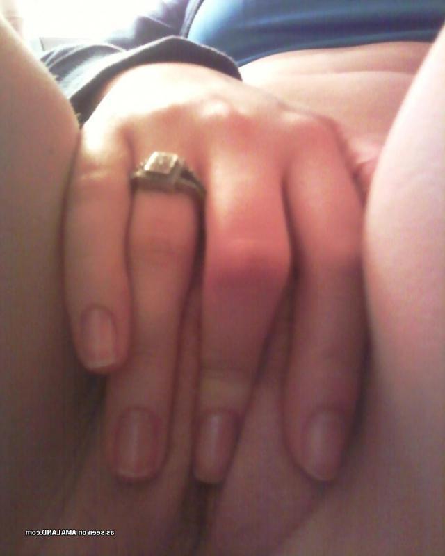 15P Gallery of naughty amateur babes masturbating on cam