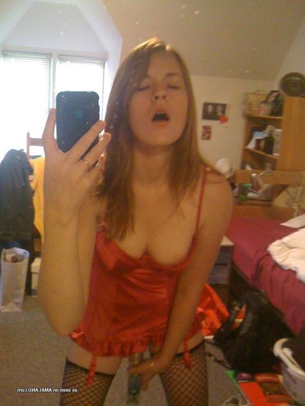 15P Gallery of naughty amateur babes masturbating on cam