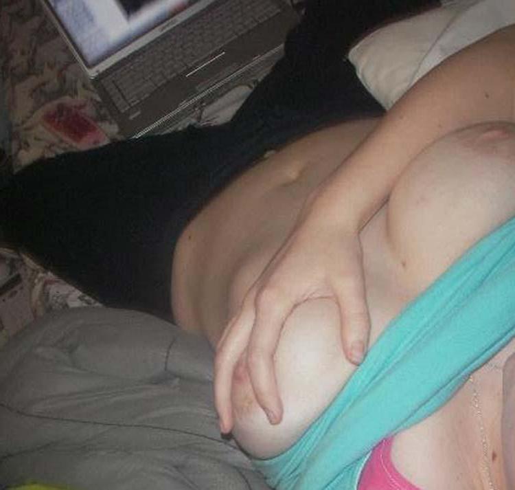16P Pictures of a horny chick fucking her pussy with various stuff