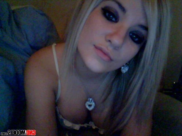 12P Pictures of a stunning blonde gf teasing on cam