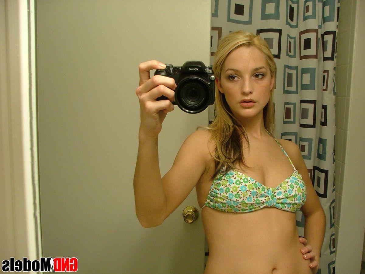 12P Pictures of a super-hot blonde amateur taking pics of herself