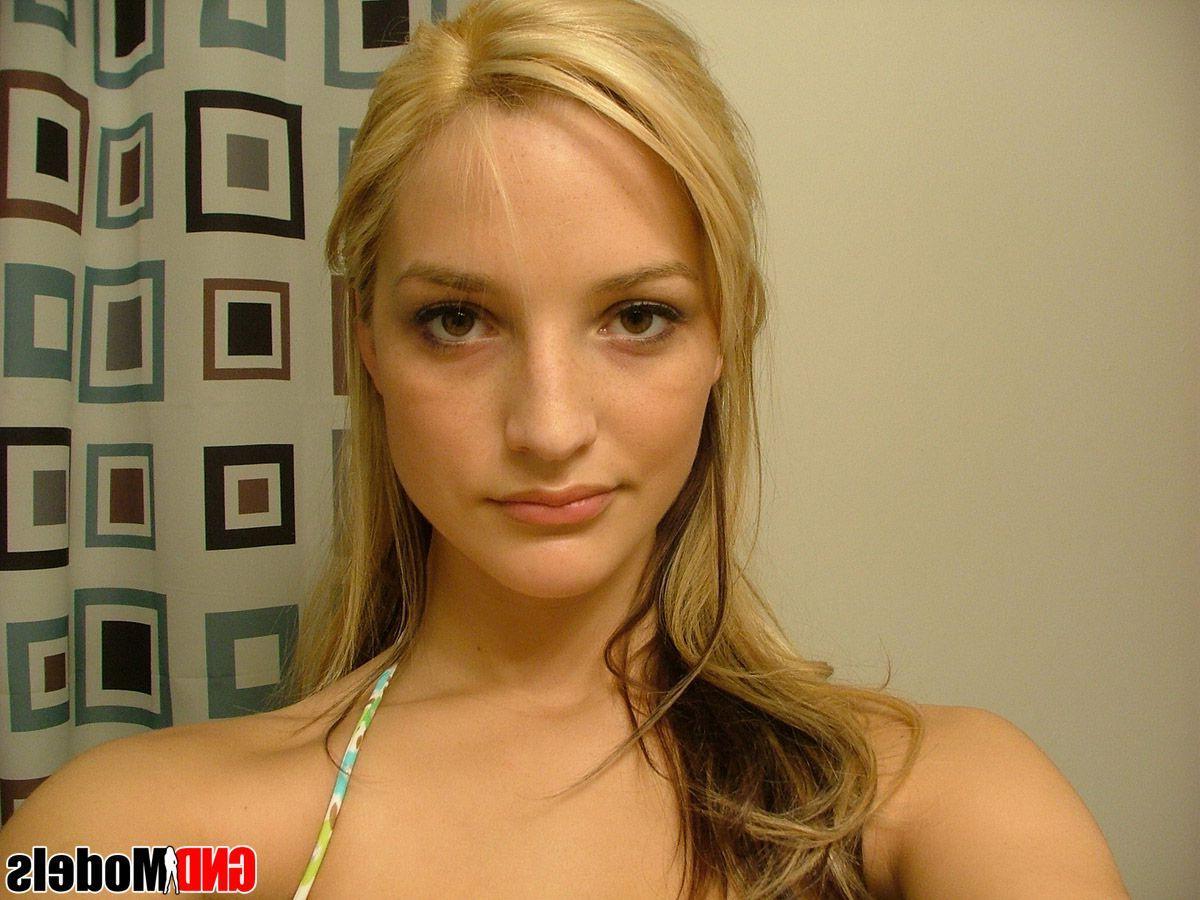 12P Pictures of a super-hot blonde amateur taking pics of herself