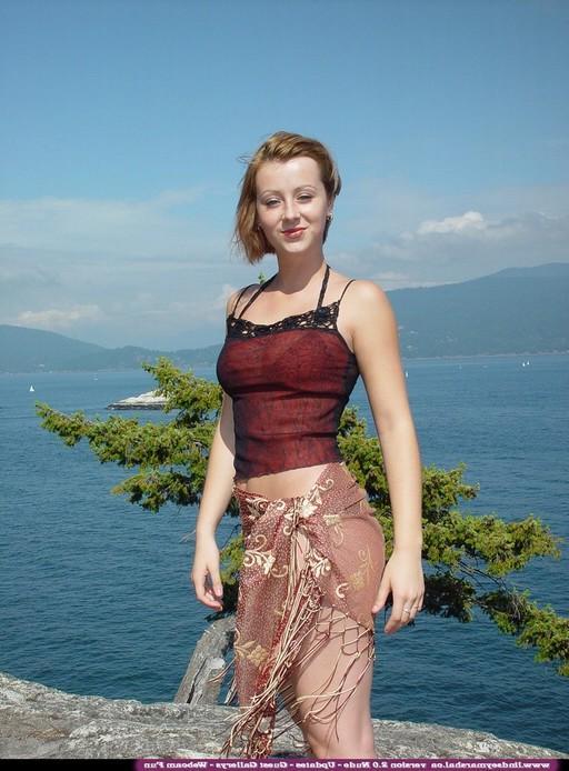 15P Lindsey exposes herself on the beach
