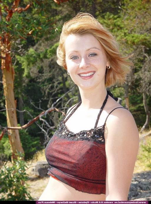 15P Lindsey exposes herself on the beach