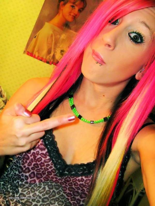 14P Naughty punk girlfriend teasing on cam