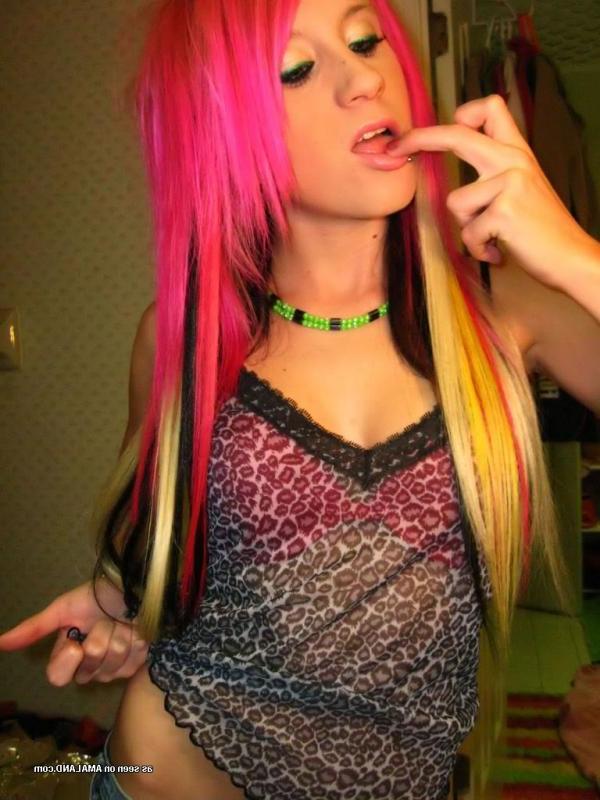 14P Naughty punk girlfriend teasing on cam