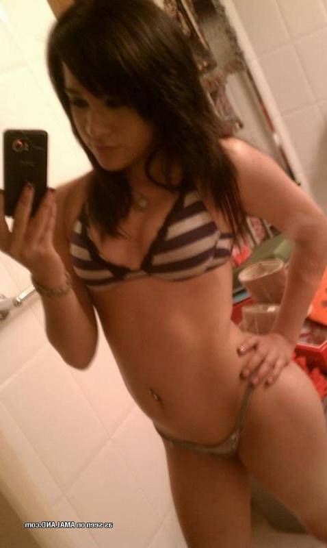 14P Sexy non-nude babe showing her hot tits and fine ass