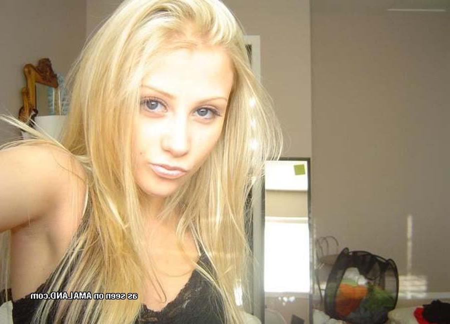16P Nice steamy collection of an amateur sexy blondie's hot selfpics