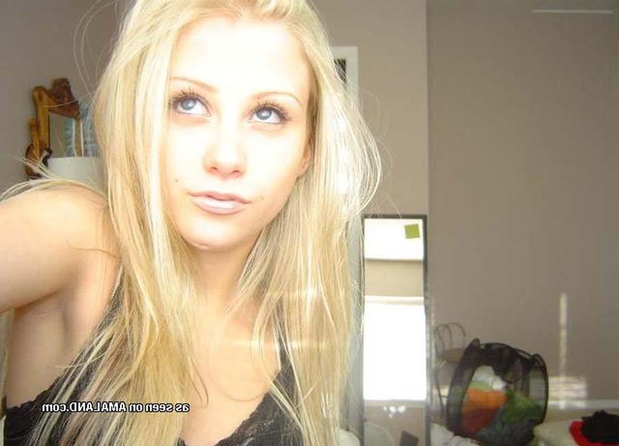 16P Nice steamy collection of an amateur sexy blondie's hot selfpics