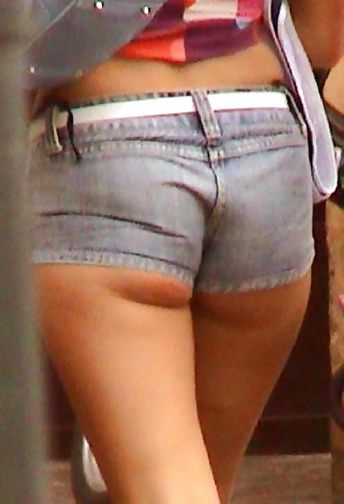 25P A few butts in jeans - no porn