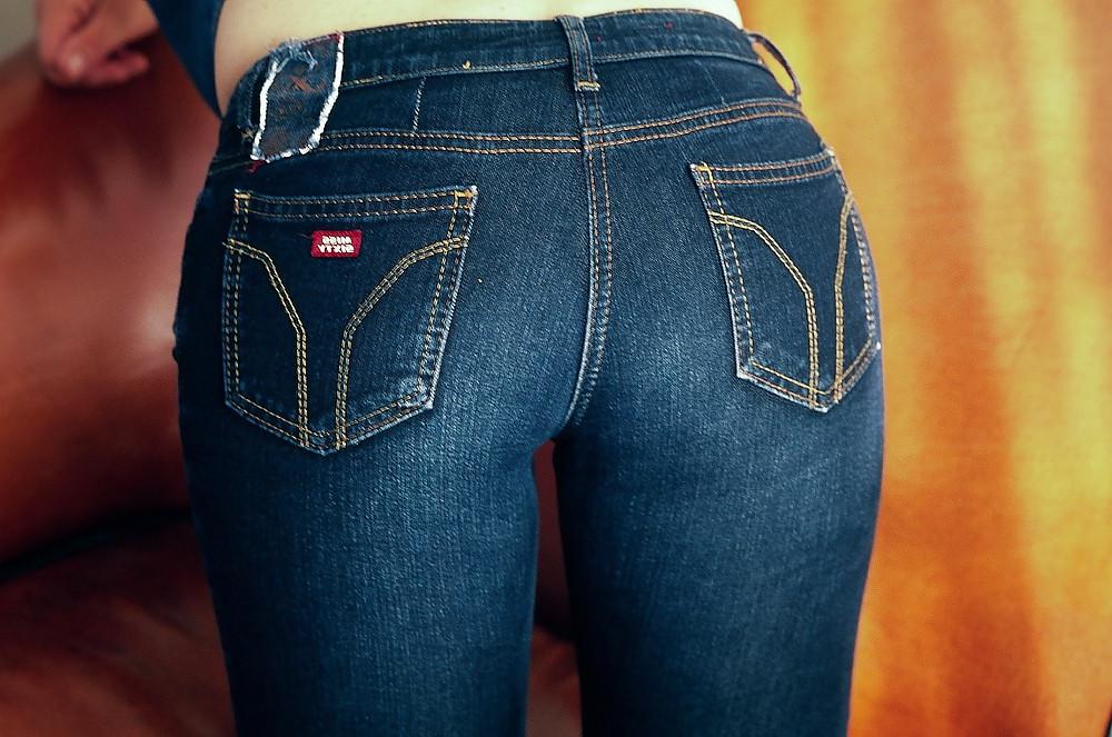 25P A few butts in jeans - no porn