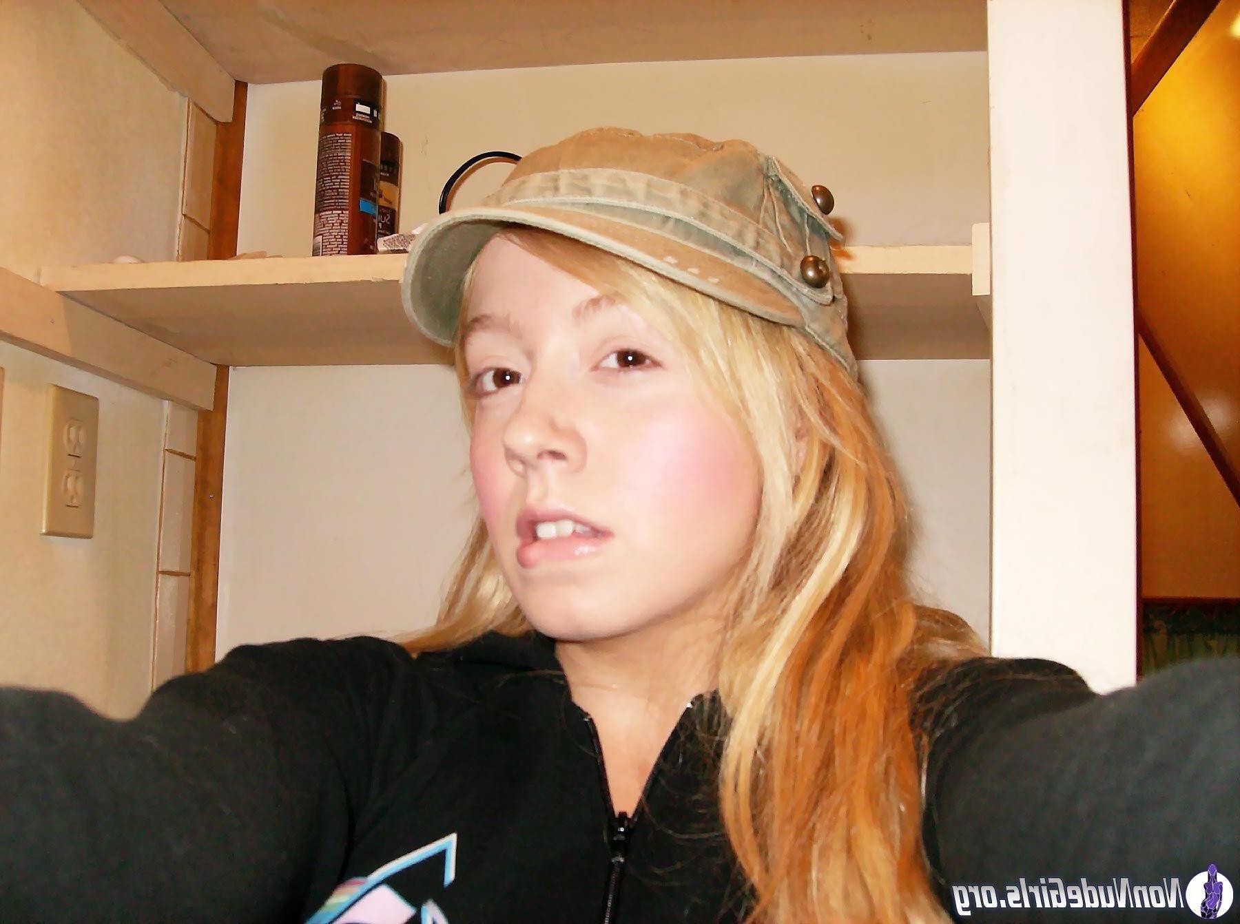 20P Pictures of hot teen cuties flaunting their bodies
