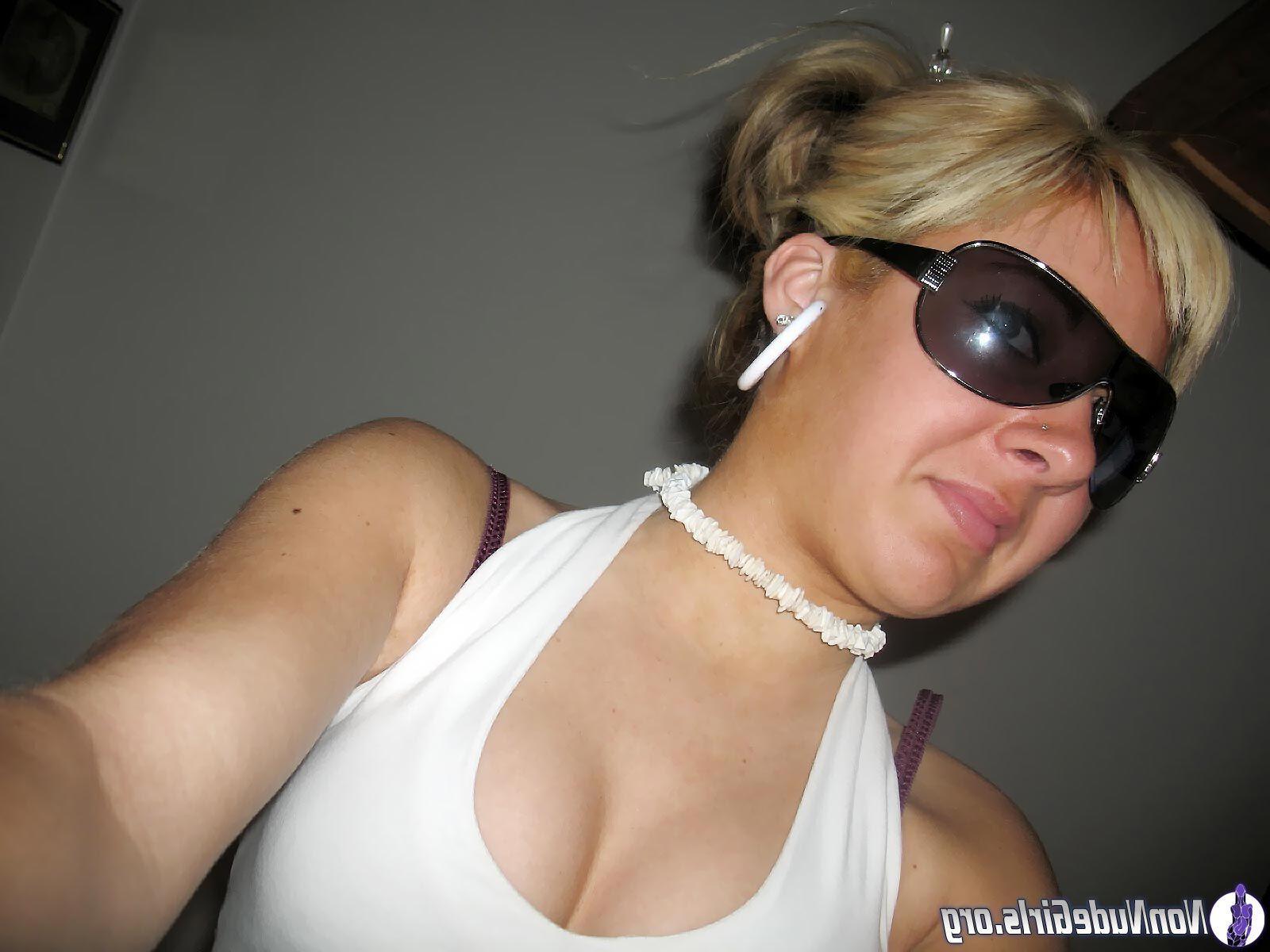 20P Pictures of hot teen cuties flaunting their bodies