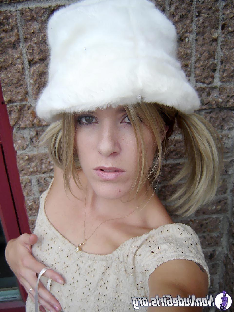 20P Pictures of hot teen cuties flaunting their bodies
