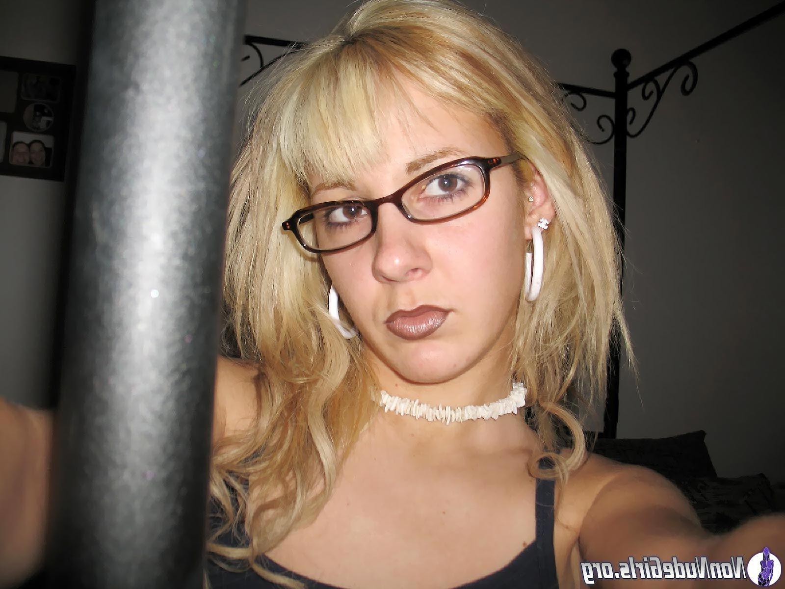 20P Pictures of hot teen cuties flaunting their bodies