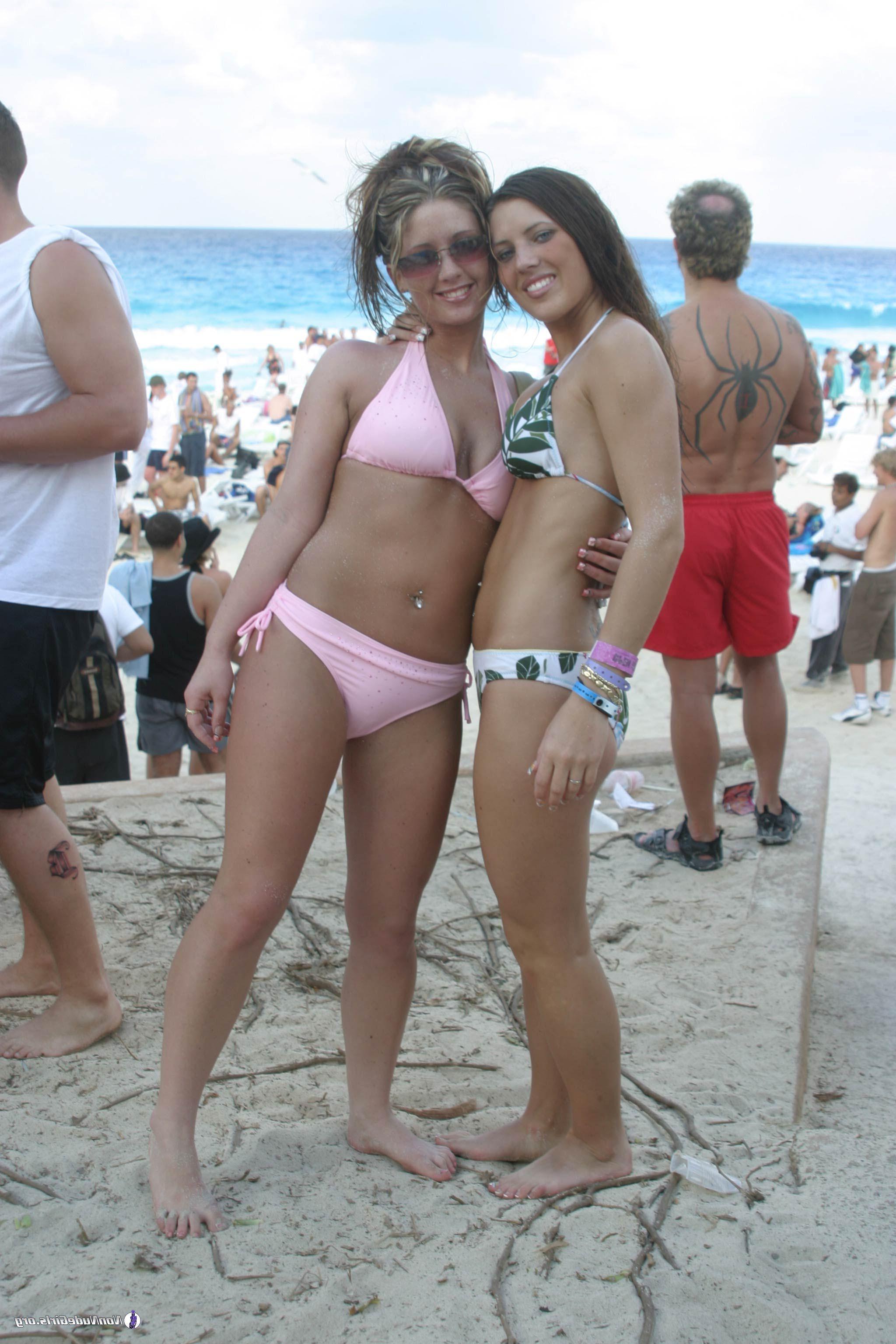 20P Pictures of hot and horny coeds partying