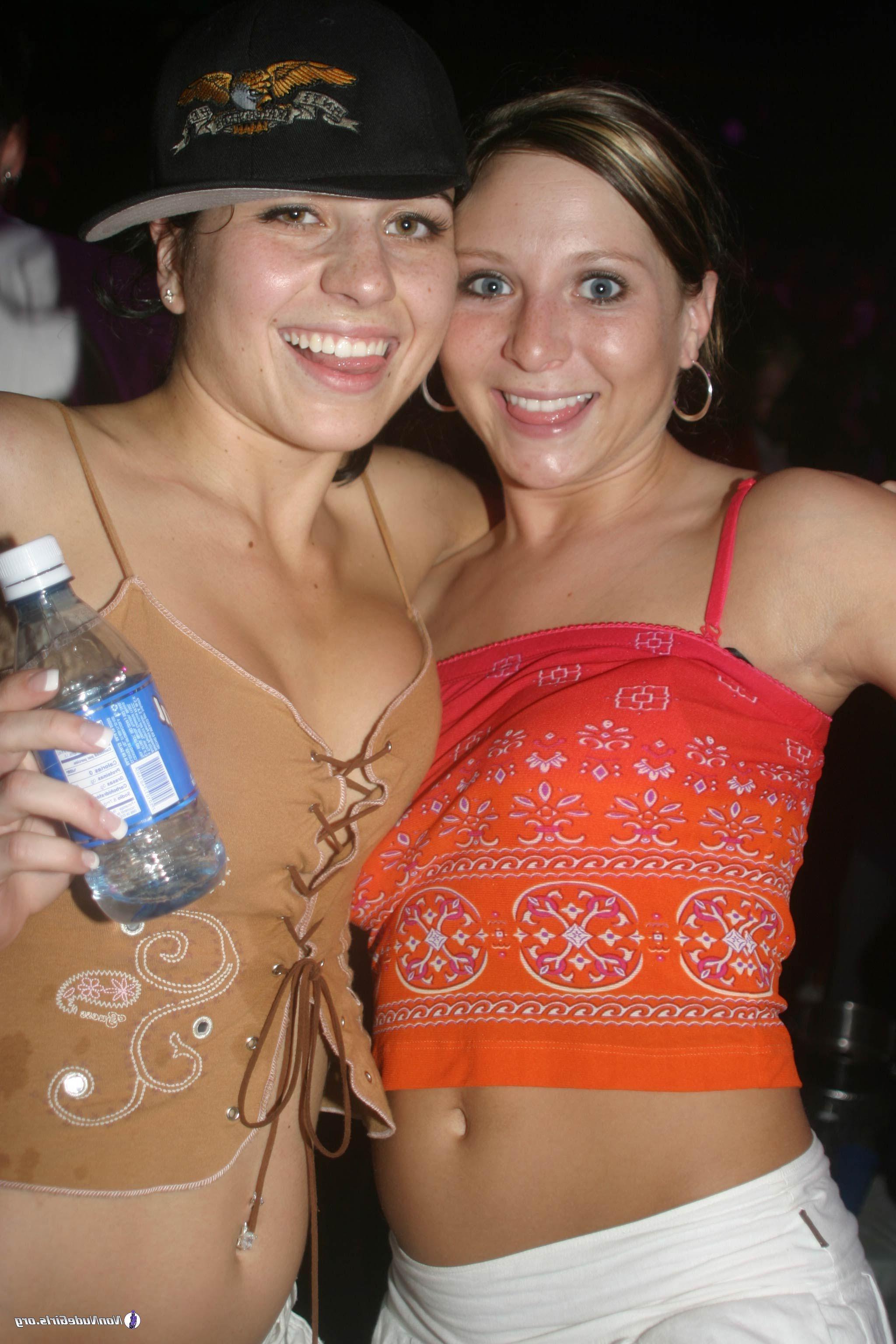 20P Pictures of hot and horny coeds partying
