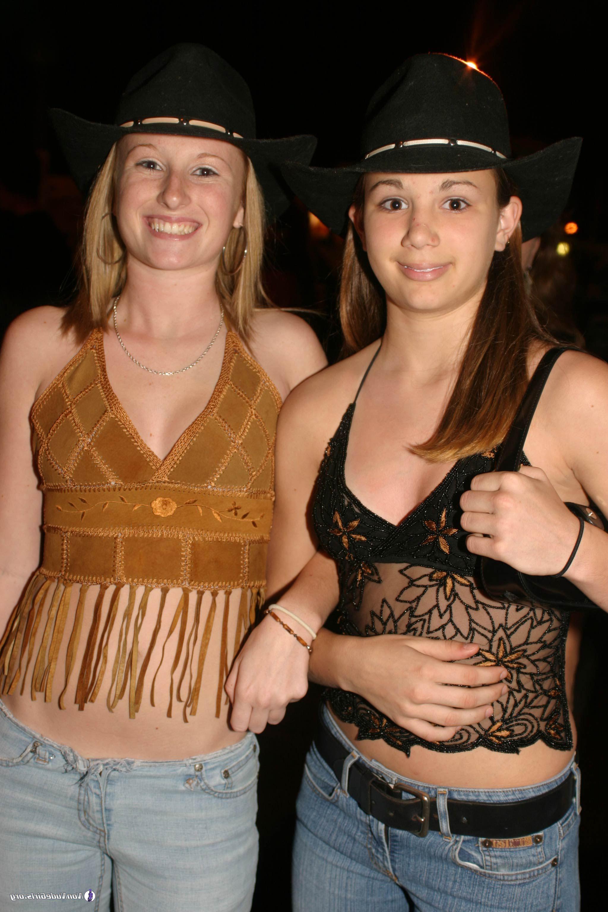 17P Pictures of hot teens flaunting their hotness