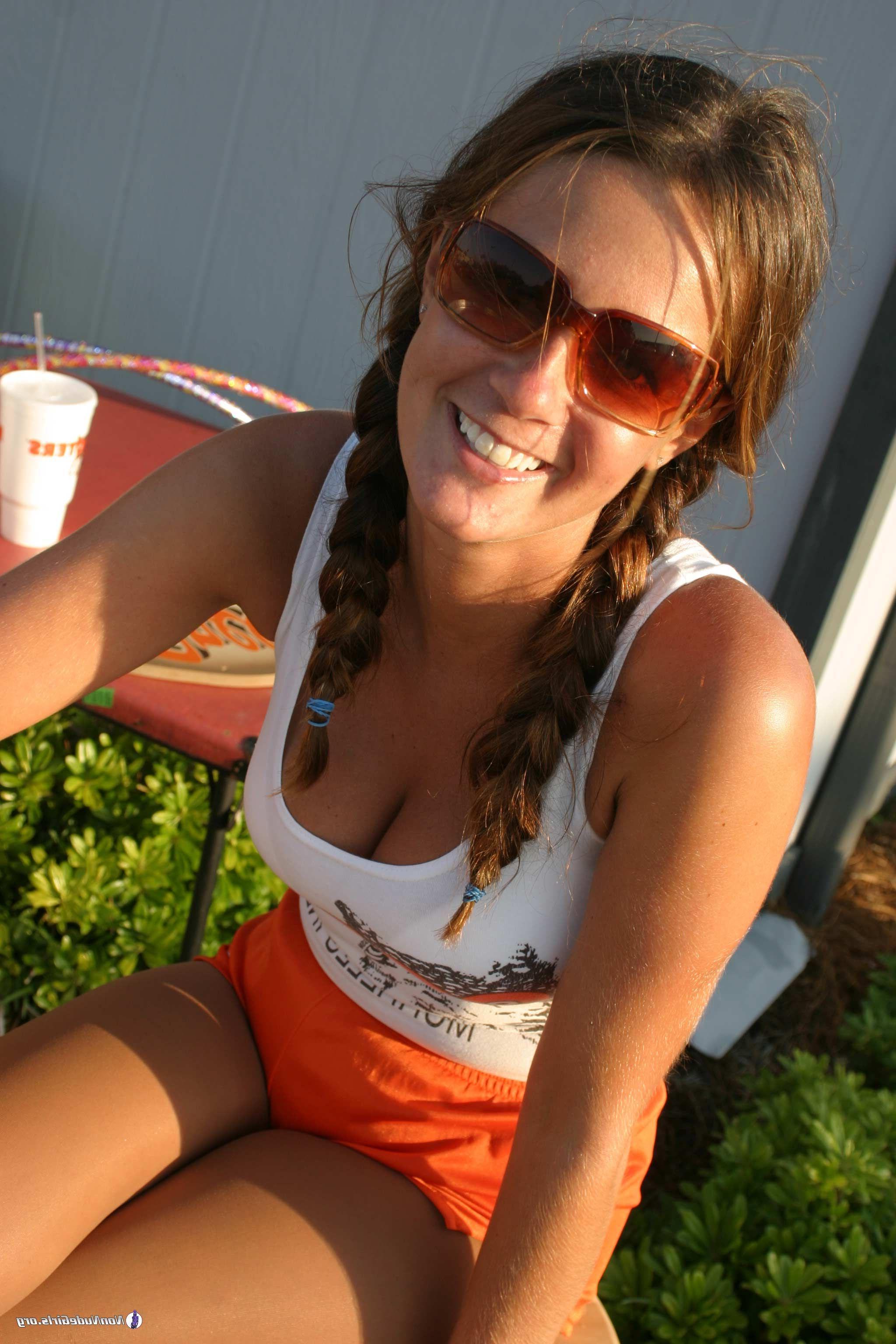 17P Pictures of hot teens flaunting their hotness