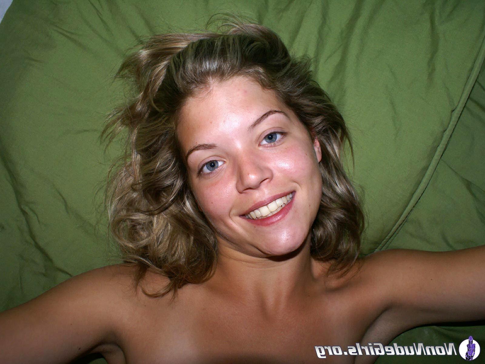 20P Pictures of amateur girls showing off on camera