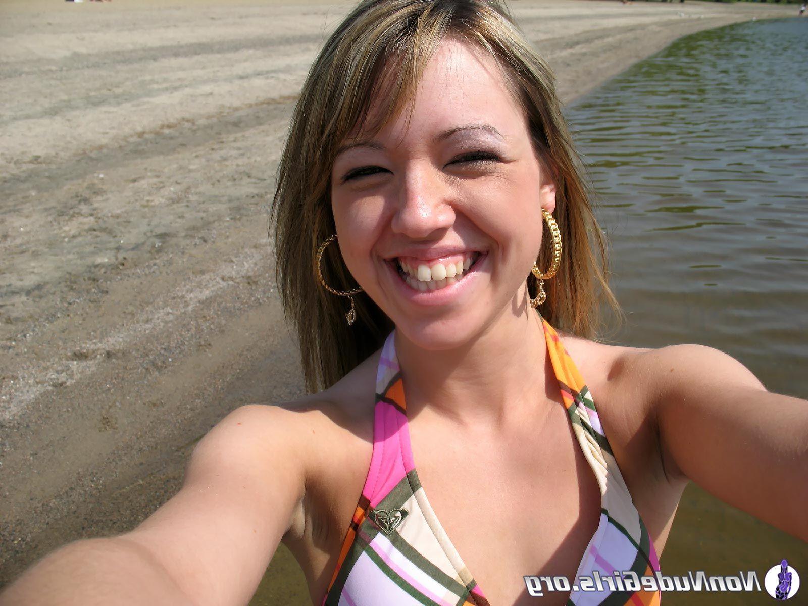 20P Pictures of amateur girls showing off on camera