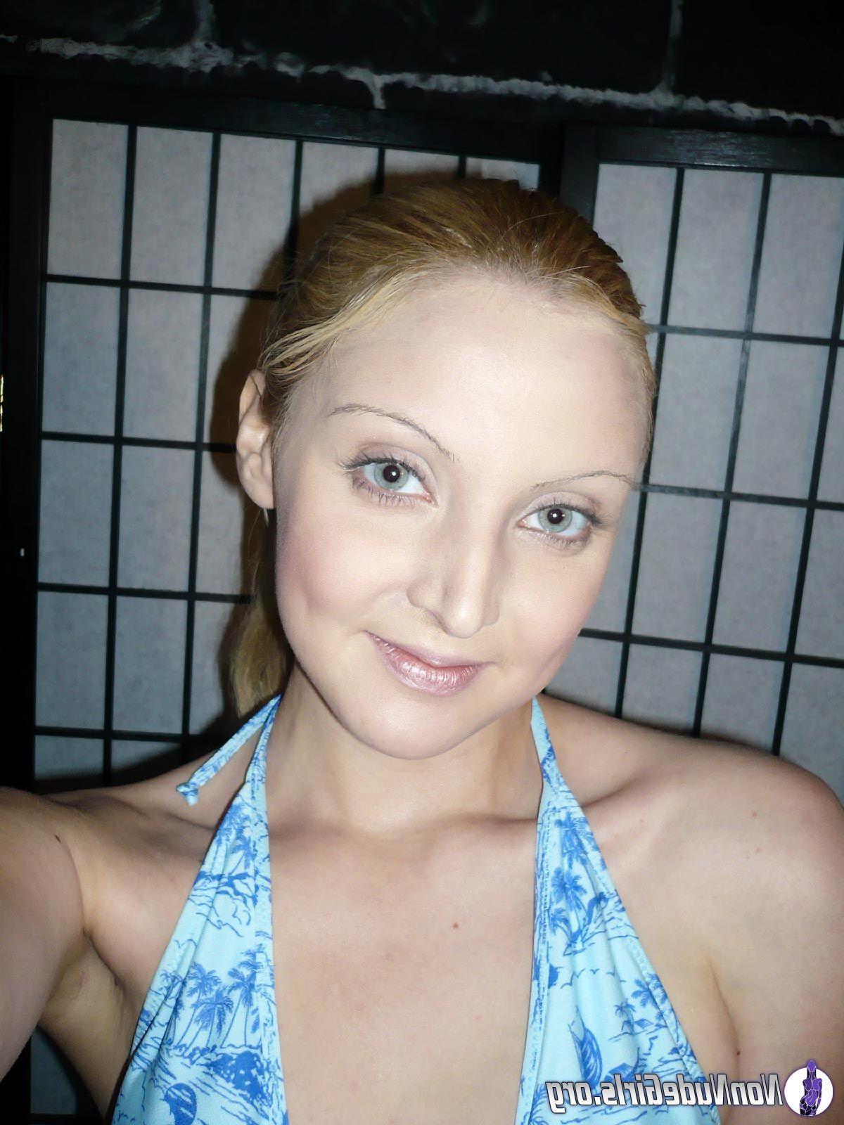 20P Pictures of amateur girls showing off on camera