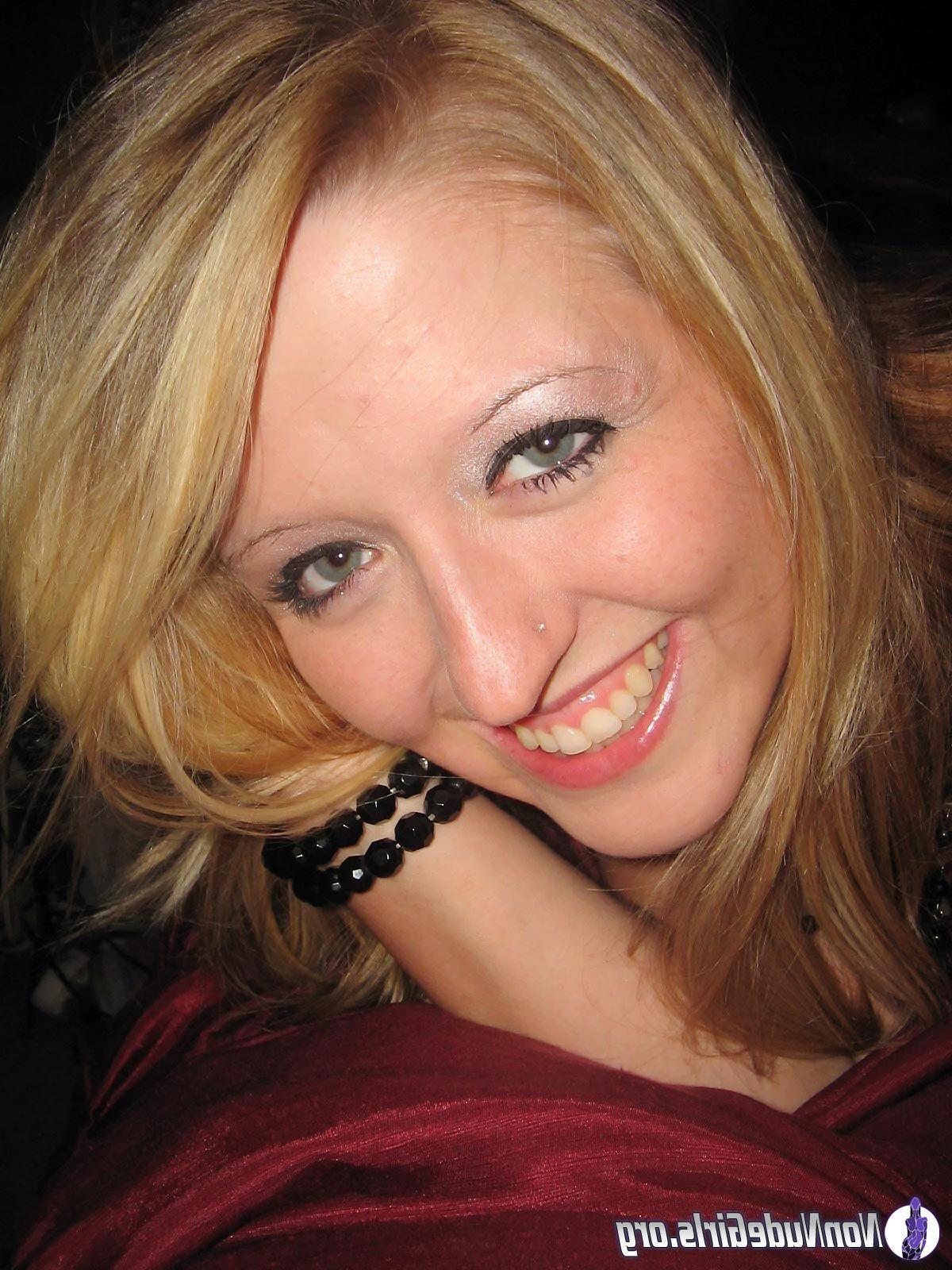 20P Pictures of amateur girls showing off on camera