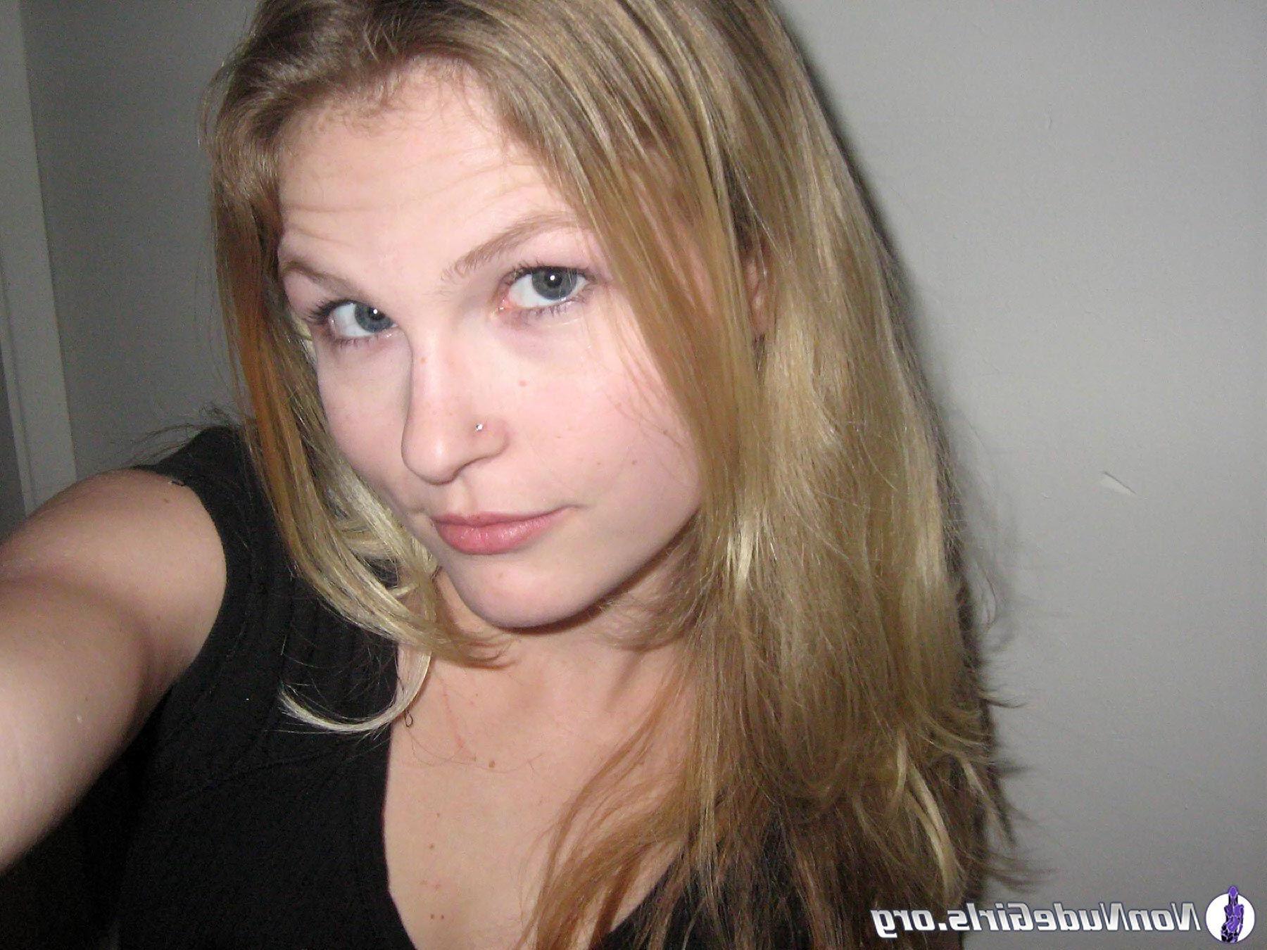 20P Pictures of amateur girls showing off on camera