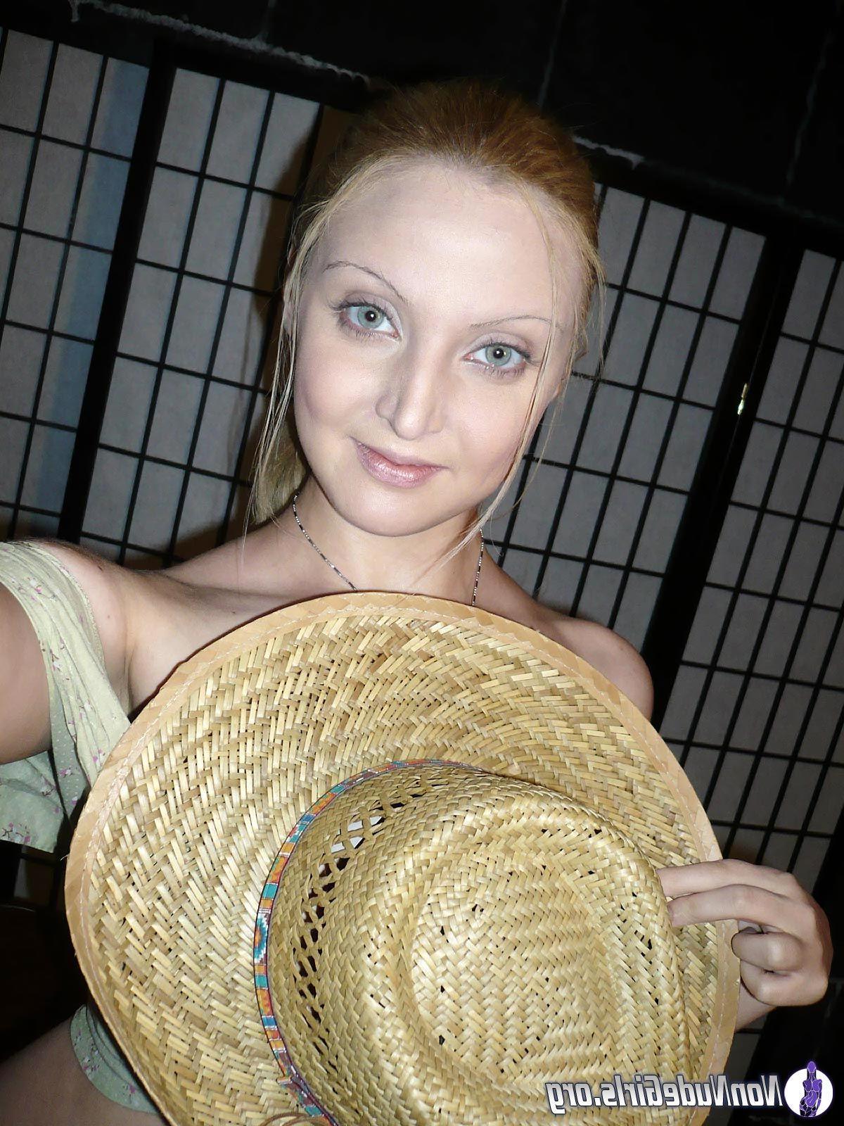 20P Pictures of amateur girls showing off on camera