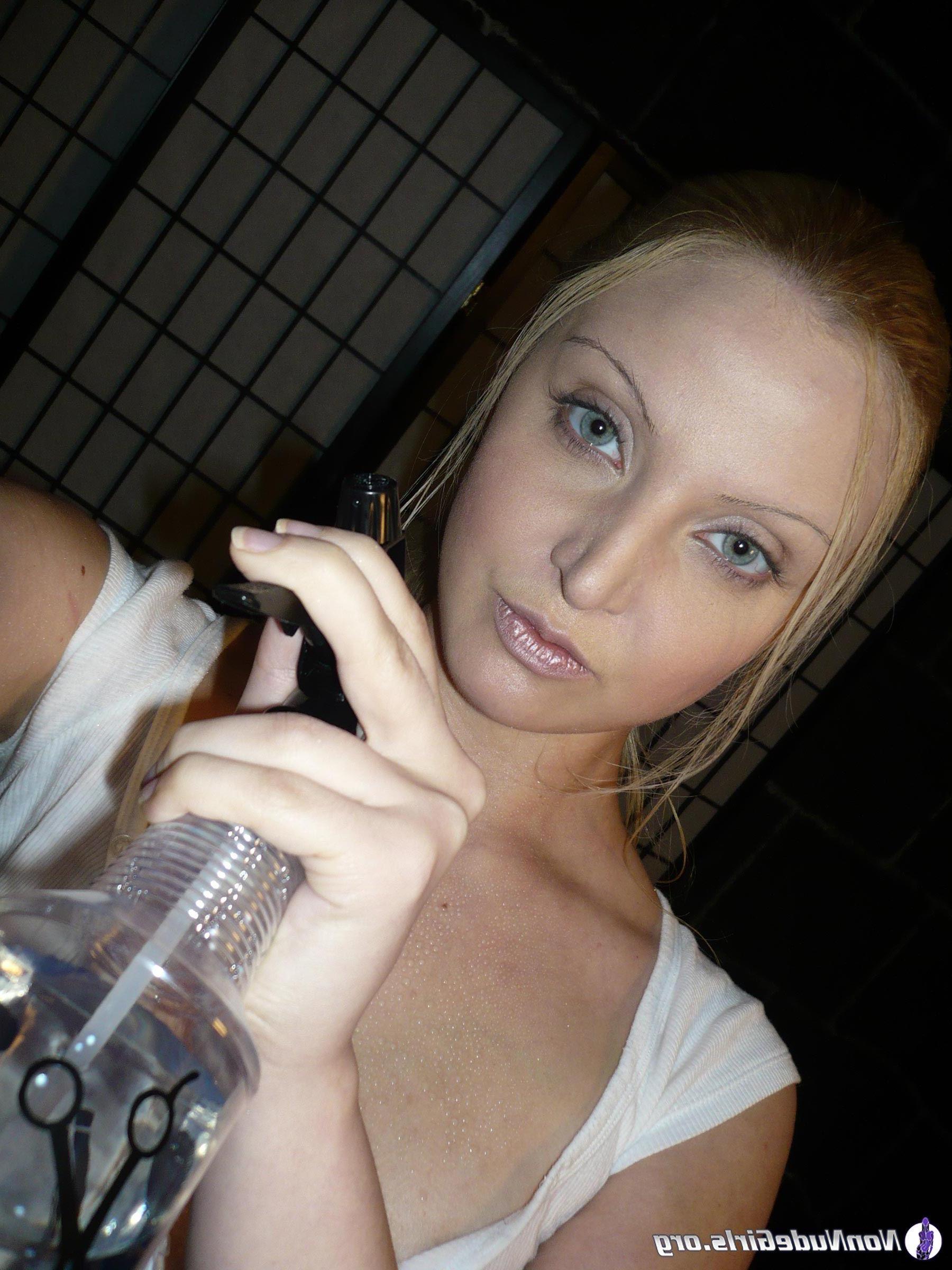 20P Pictures of hot teen amateurs being naughty