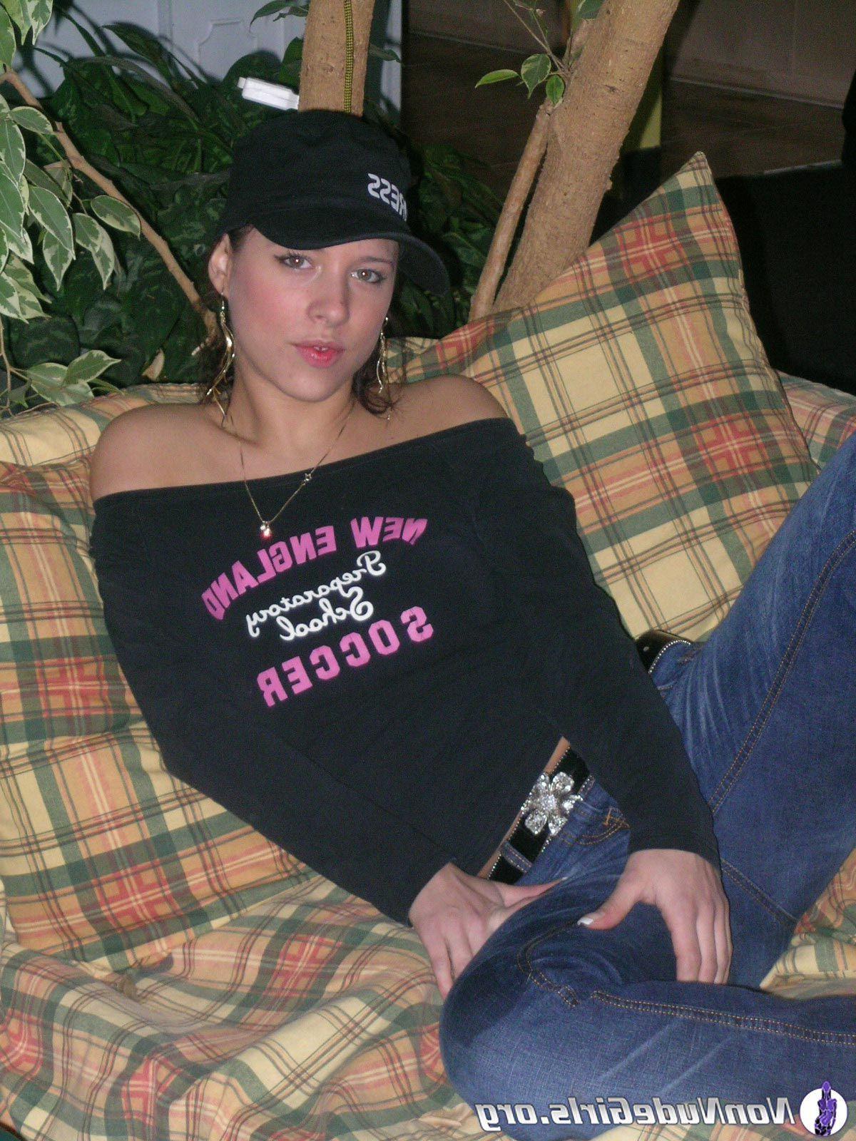 20P Pictures of hot teen amateurs being naughty