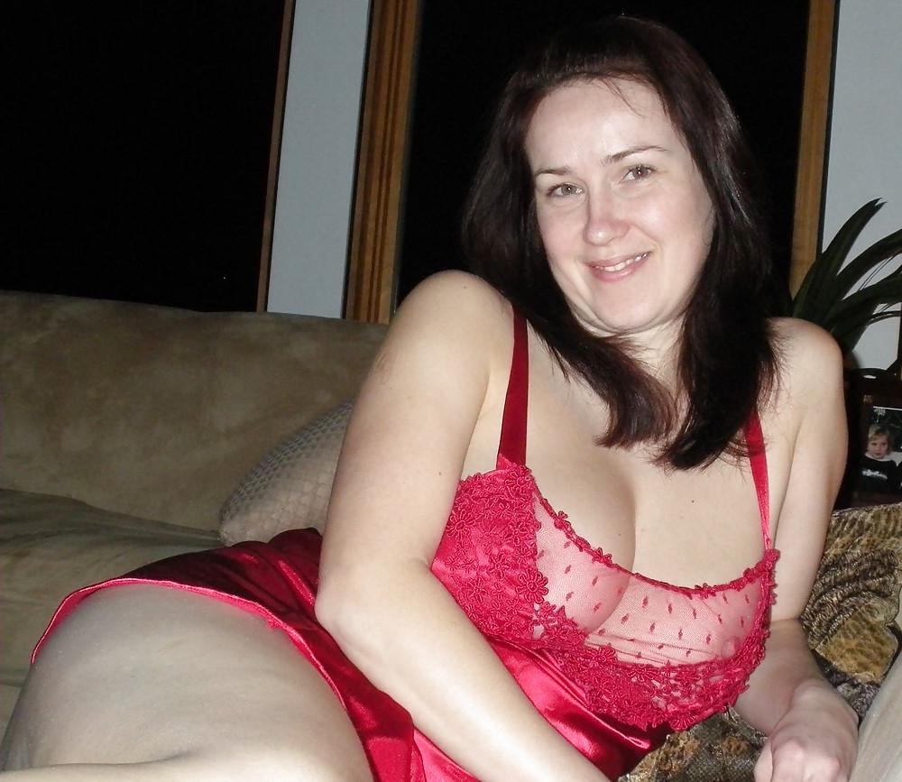 15P Big Tit Housewife Exposed