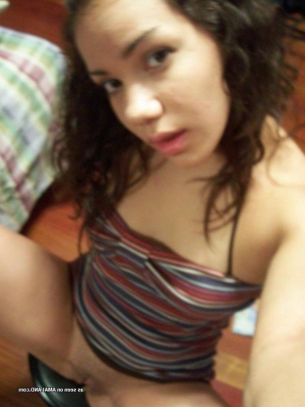 15P Photos of a kinky amateur chick showing her tits and pussy