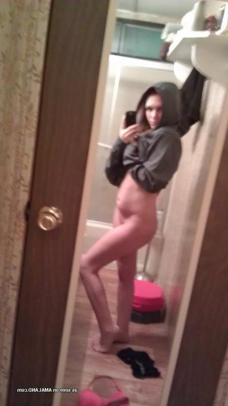 15P Hot photos of a brunette babe self-shooting and spreading