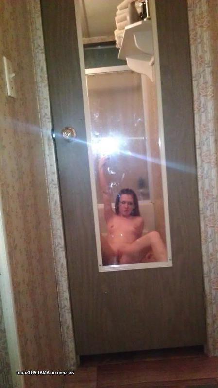 15P Hot photos of a brunette babe self-shooting and spreading