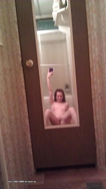 15P Hot photos of a brunette babe self-shooting and spreading