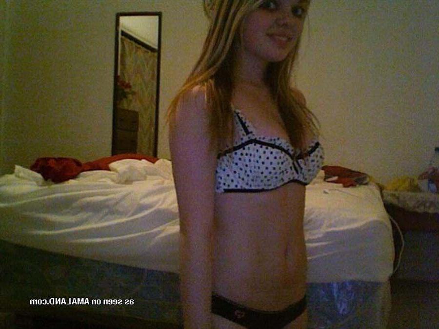16P Pictures of a hot gf showing her tits