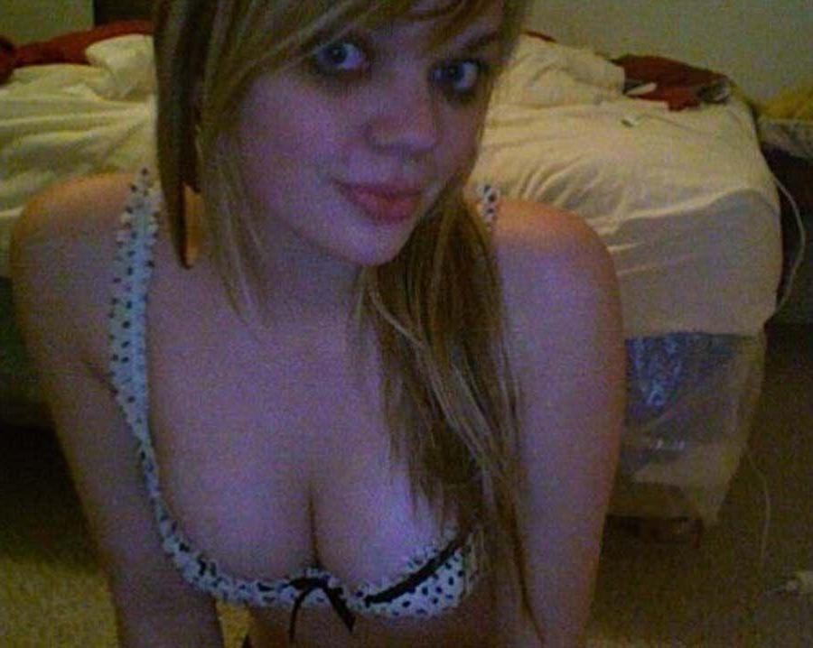 16P Pictures of a hot gf showing her tits
